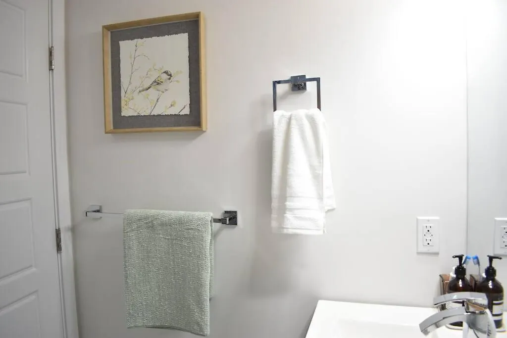 Cozy Escape! 2 Bedroom Guest Suite! 2 Queen Beds! Complimentary Wifi Netflix & Parking! 11 Mins From Yeg! 20 Mins From Wem! Edmonton