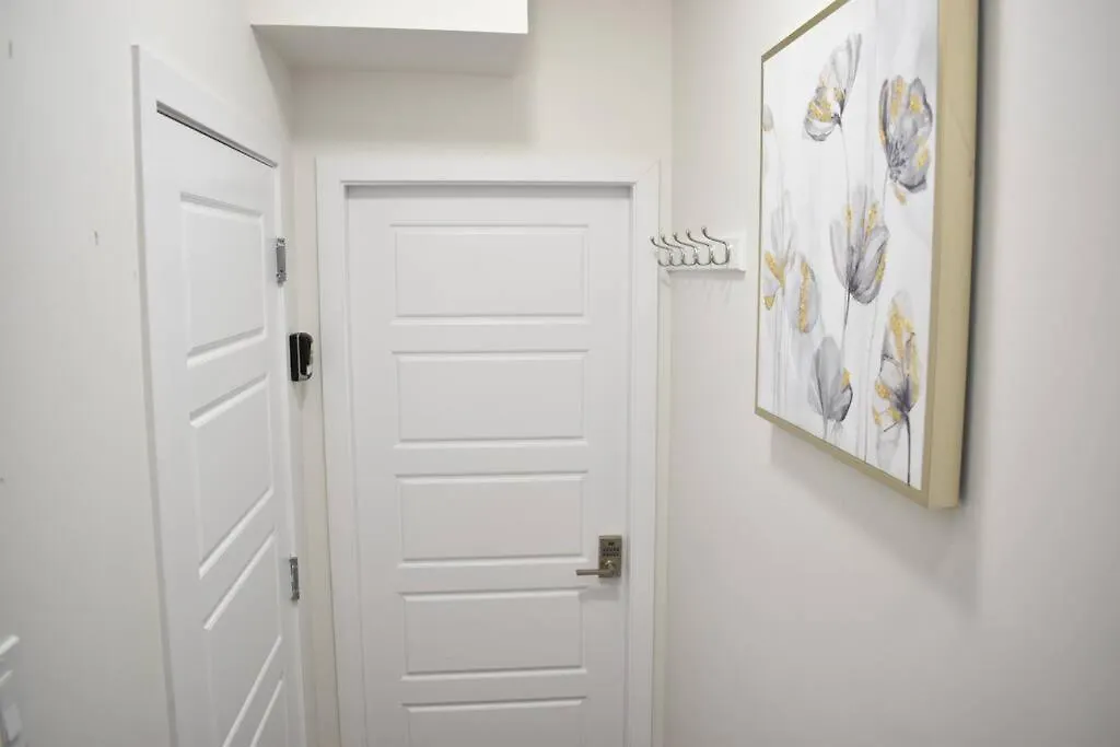 Cozy Escape! 2 Bedroom Guest Suite! 2 Queen Beds! Complimentary Wifi Netflix & Parking! 11 Mins From Yeg! 20 Mins From Wem! Edmonton 0*,