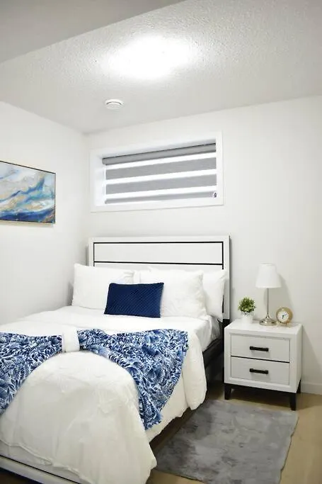 Cozy Escape! 2 Bedroom Guest Suite! 2 Queen Beds! Complimentary Wifi Netflix & Parking! 11 Mins From Yeg! 20 Mins From Wem! Edmonton