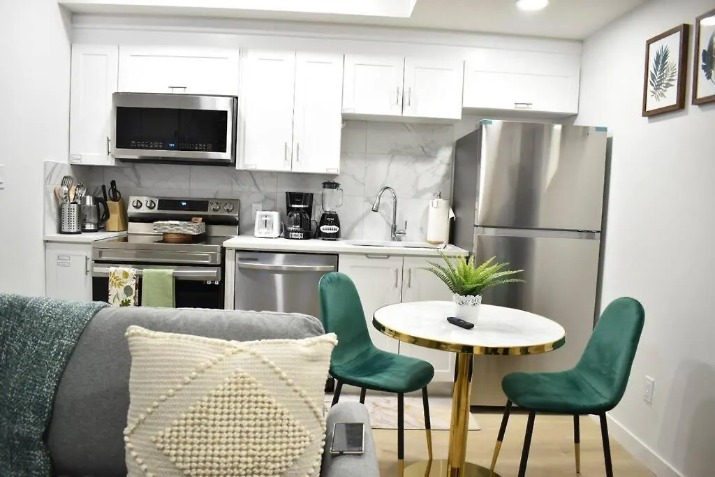 Cozy Escape! 2 Bedroom Guest Suite! 2 Queen Beds! Complimentary Wifi Netflix & Parking! 11 Mins From Yeg! 20 Mins From Wem! Edmonton Apartamento