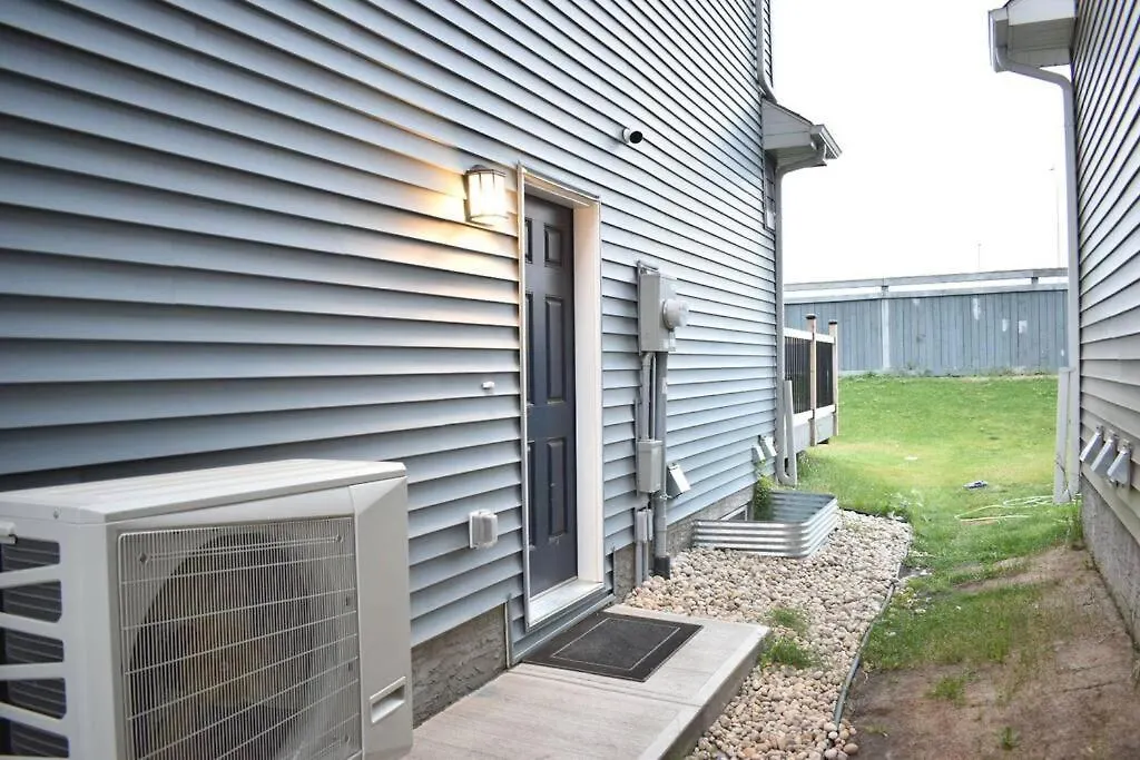 Cozy Escape! 2 Bedroom Guest Suite! 2 Queen Beds! Complimentary Wifi Netflix & Parking! 11 Mins From Yeg! 20 Mins From Wem! Edmonton